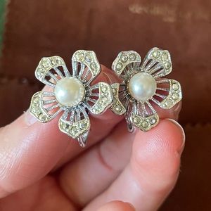 Vintage Sarah Coventry silver Pearl center floral lotus flower clip on earrings